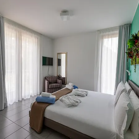 Bellagio Village- 4 Apartments By The Lake - Seasonal Warm Pool And Sauna 4*
