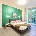 Bellagio Village - By The - Seasonal Warm Pool And Sauna Apartmanhotel